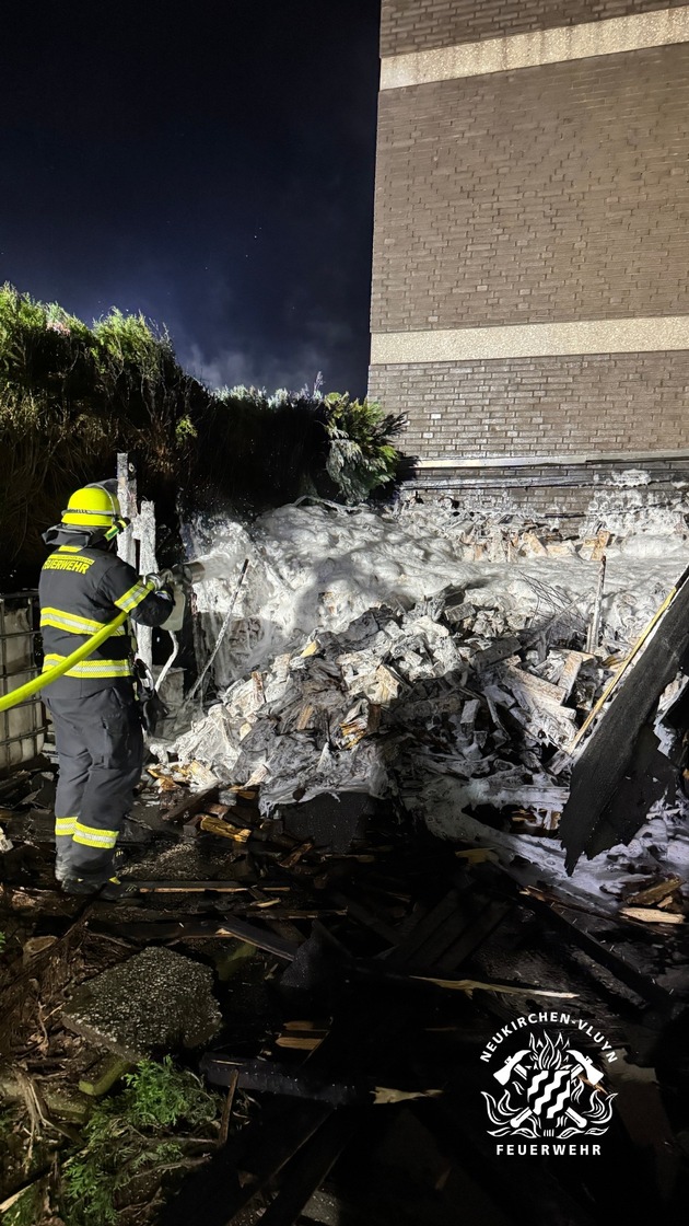FW Neukirchen-Vluyn: Feuerwehr rückt zu mehreren Bränden aus - Sperrmüll und Carport in Flammen