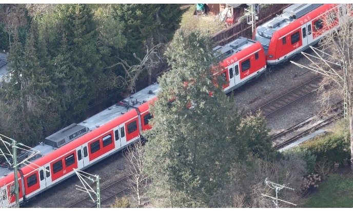 Bundespolizeidirektion München: Baum stürzt auf S-Bahn / Unwetter beeinträchtigt Bahnverkehr