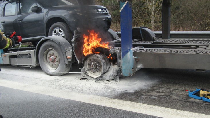 POL-PDKL: Brennender LKW-Reifen, größeren Schaden verhindert
