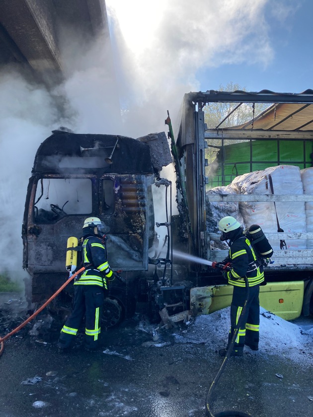 FF Bad Salzuflen: Lkw-Brand sorgt für kilometerlangen Stau auf der A2 / Freiwillige Feuerwehr Bad Salzuflen ist im Dauereinsatz