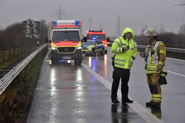 POL-STD: Opel Astra Caravan gerät auf Autobahn 26 in Brand -  A 26 für eine Stunde gesperrt