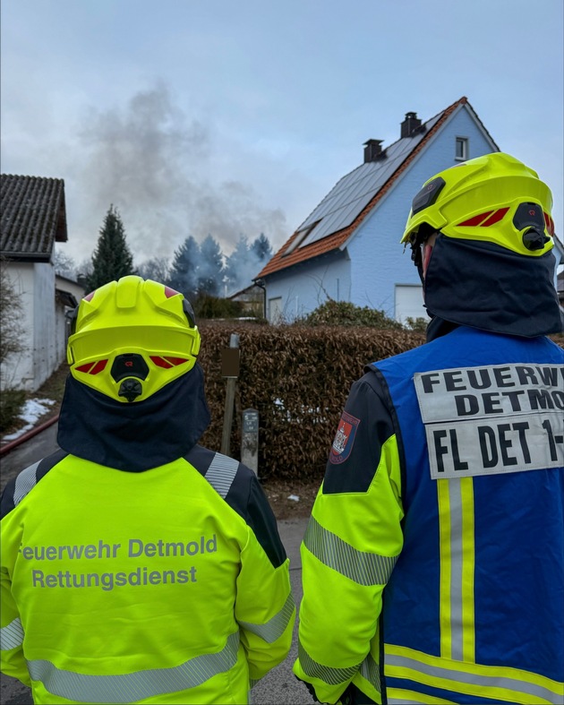 FW-DT: Dachstuhlbrand in der Hardenbergstra&szlig;e