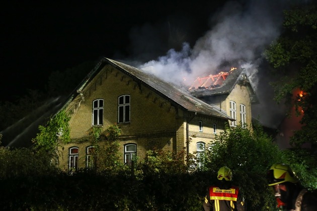 FW-HEI: Feuer zerstört alte Schule in Bunsoh - Übergreifen der Flammen unvermeidbar