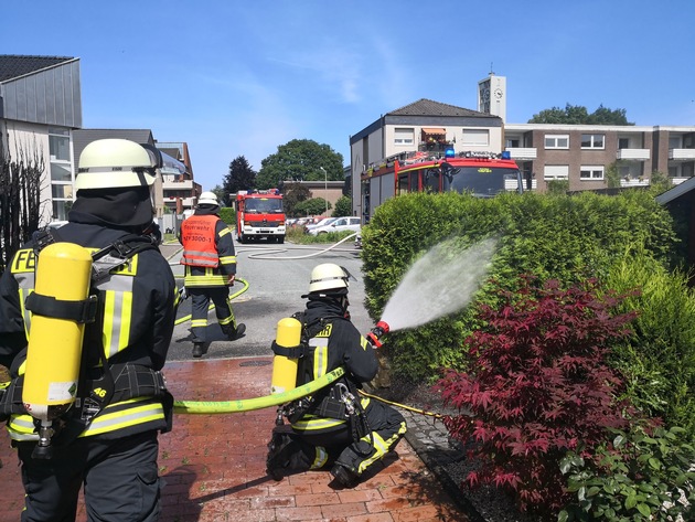 FW-WRN: FEUER_1 - brennt Hecke