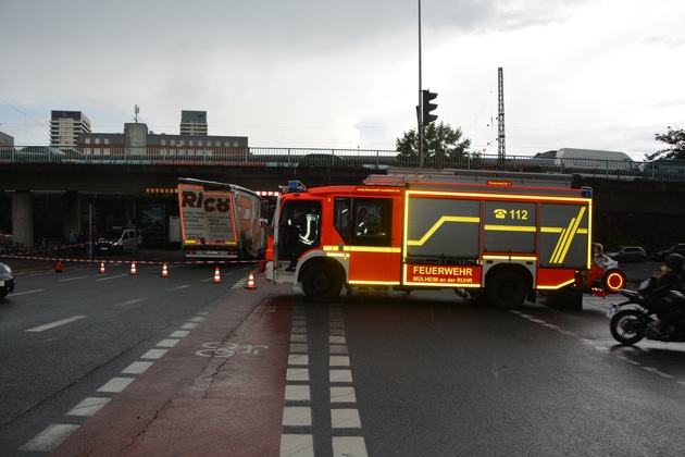 FW-MH: LKW bleibt unter Brücke stecken