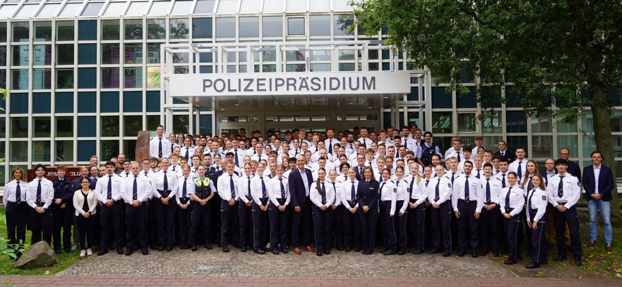 POL-DO: Willkommen bei der Polizei Dortmund! Polizeipräsident Tim Frommeyer begrüßt zahlreiche neue Mitarbeitende