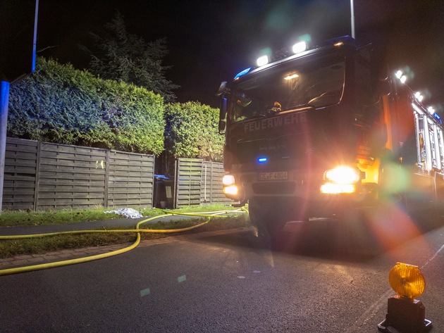 FW Flotwedel: Brennende Hecke sorgt für Feuerwehreinsatz in Eicklingen