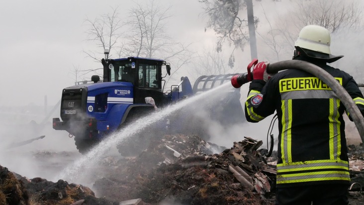 FW Celle: Scheunenbrand in Hustedt - Löschmaßnahmen fortgesetzt