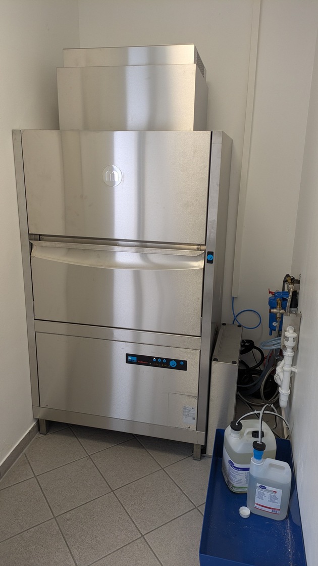 FW-AR: Neue Reinigungsmaschine verbessert Arbeitssicherheit in der Atemschutzwerkstatt