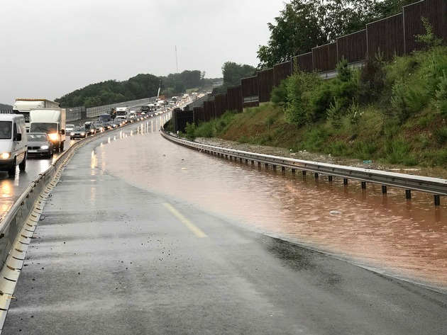 POL-PDKL: Überflutete Autobahn - Unfall und Fahrzeugbrand im Rückstau