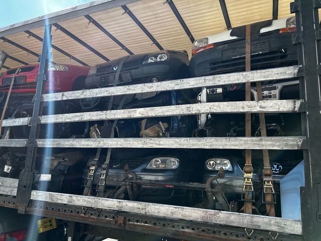 HZA-UL: Illegale Ausfuhr von Altfahrzeugen Zöllner stoppen verbotene Ausfuhr von Fahrzeugteilen in den Kosovo