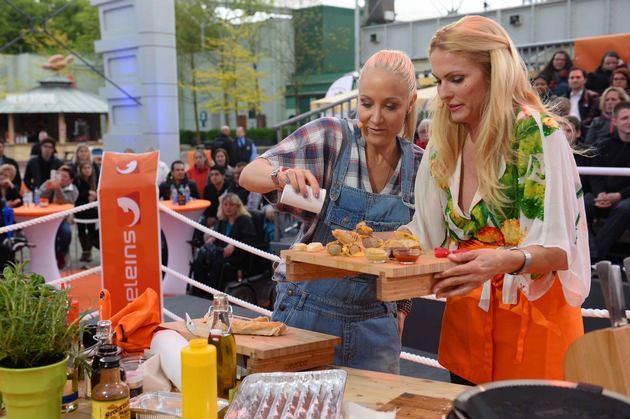 &quot;Blond grillt gut!&quot; Janine Kunze und Sonya Kraus erobern den Titel &quot;kabel eins BBQ-King 2015&quot; / Event-Show &quot;Abenteuer Grillen&quot; am Dienstag, 26. Mai 2015, um 20:15 Uhr bei kabel eins