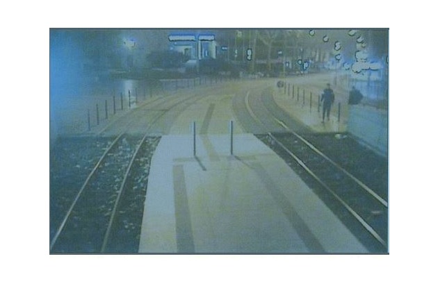 POL-BO: Bochum / Gefährliche Körperverletzung an Straßenbahnhaltestelle - Wer kennt diese Steinewerfer?