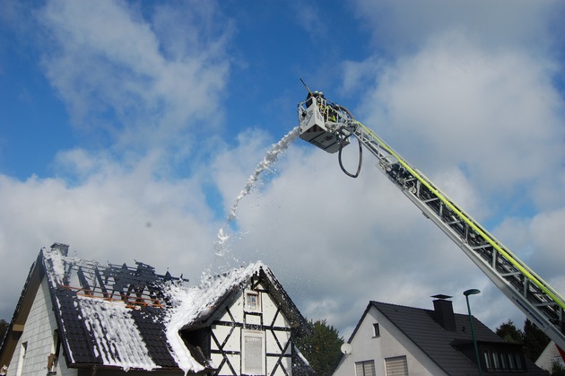 FW-OE: Dachstuhlbrand zerstört Wohnhaus in Attendorn