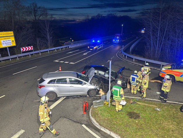 FW Weinheim: Schwerer Verkehrsunfall an der B3 Abfahrt L&uuml;tzelsachsen. Drei Verletzte nach Zusammensto&szlig; zweier Pkw.