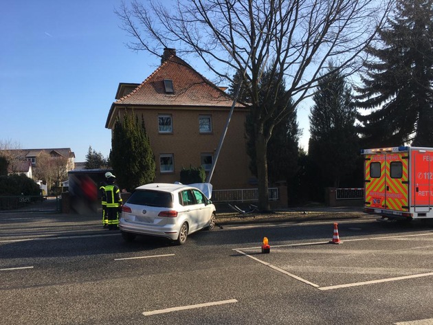 POL-KS: Kassel: Auto kracht gegen Laterne: Fahrer verletzt und rund 20.000 Euro Schaden