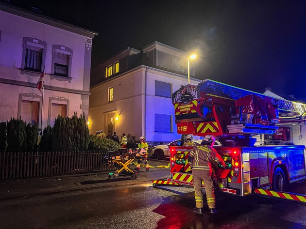 FW Menden: Vier Verletzte nach Brand in einem Wohnhaus