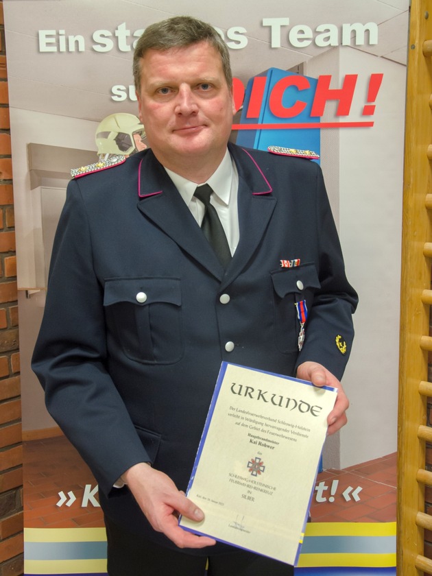 FW-RD: Jörn Iwers wird zum Wehrführer der Freiwilligen Feuerwehr Nübbel gewählt - Kai Rohwer bekommt das Schleswig-Holsteinisches Feuerwehr-Ehrenkreuz in Silber verliehen