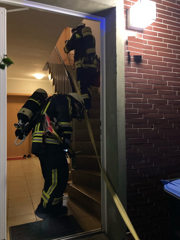 FW-EN: Gemeldeter Brand in einem Mehrfamilienhaus