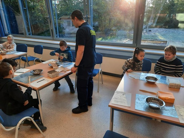 FW-KLE: Wie die Feuerwehr arbeitet/ Die Freiwillige Feuerwehr Bedburg-Hau zeigt Grundschülern, was sie tut und wie man im Notfall reagiert