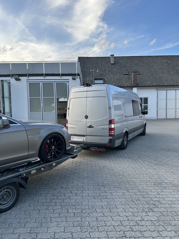 HZA-RO: Zoll stoppt Transporter mit Luxuslimousine auf Anhänger aus der Schweiz