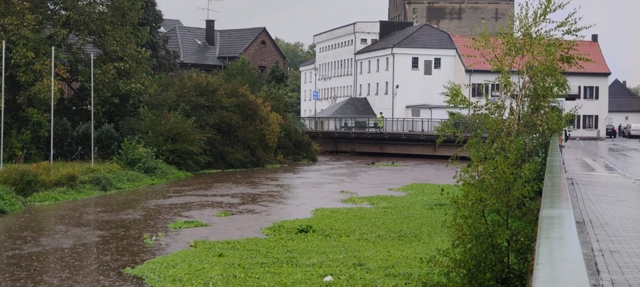 FW Grevenbroich: Hochwasserwarnung für Grevenbroich nach Starkregenlage über NRW - Feuerwehr überwacht und koordiniert Gefahrenlage kontinuierlich im Führungsstab