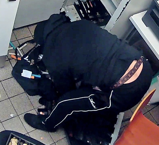 POL-GÖ: (146/2025) Göttingen: Überfall auf Schnellrestaurant im September 2024, Polizei fahndet mit Bildern aus Überwachungskamera nach zwei maskierten Tätern