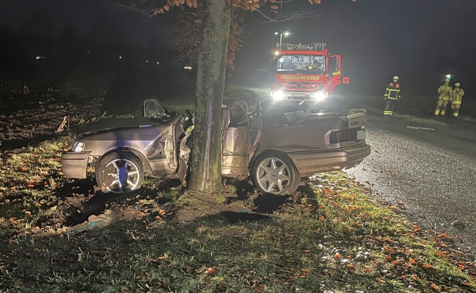 POL-STD: Zwei Autoinsassen bei Verkehrsunfall in Stade-Haddorf lebensgefährlich verletzt