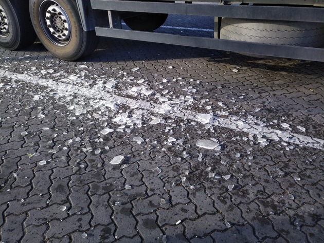 POL-PDNW: Eisplattenunfälle auf den Autobahnen A61 und A6