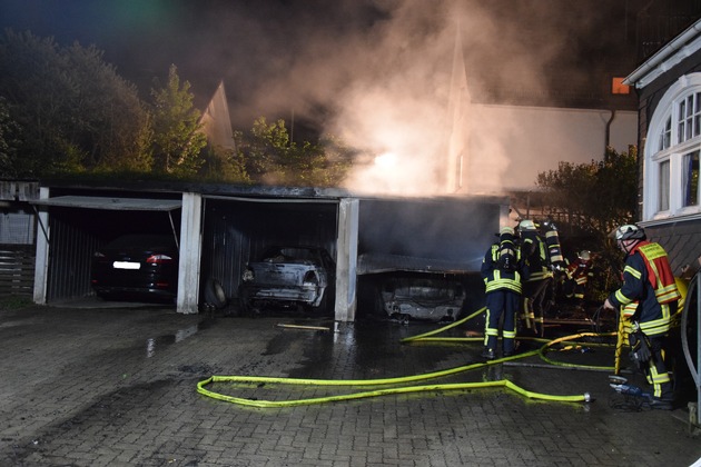 FW-OE: Brand einer Doppelgarage - Feuerwehr verhindert Ausbreitung auf Wohnhäuser