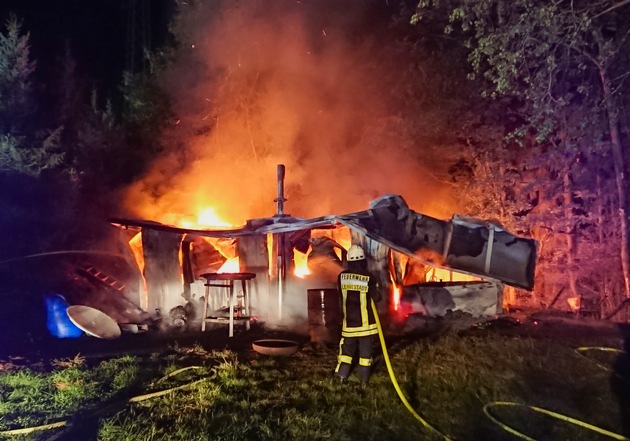 FW-OE: Hütte brennt in Waldgebiet - Stundenlanger Einsatz für die Feuerwehr