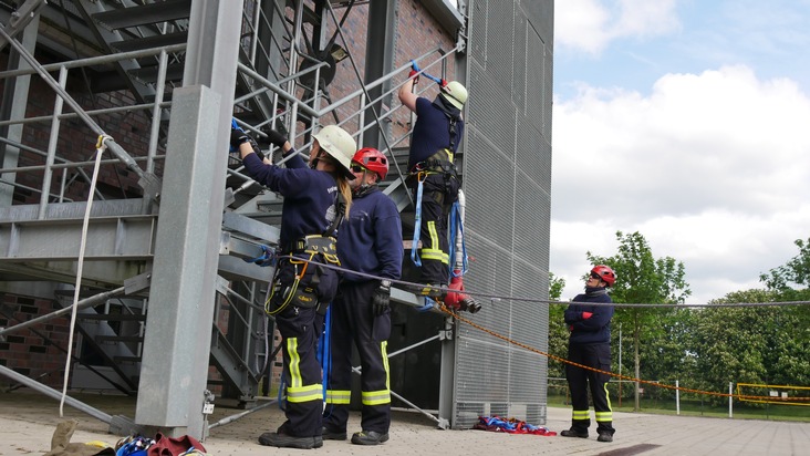 FW Celle: Ausbildung Absturzsicherung bei der Feuerwehr Celle