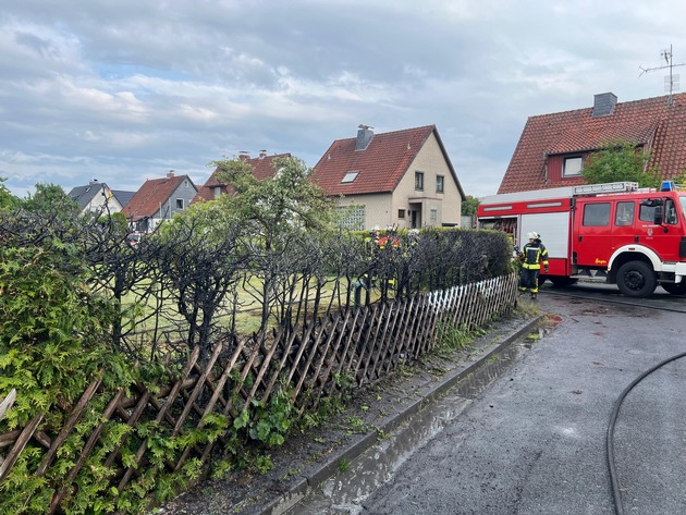 FW Celle: Aufmerksame Nachbarn verhindern Brandausbreitung - Heckenbrand am Nachmittag!