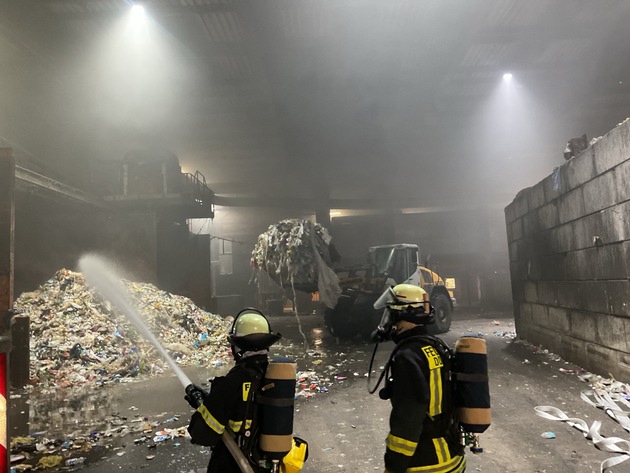 FW-DO: Brand in Lagerhalle eines Recyclingbetriebs