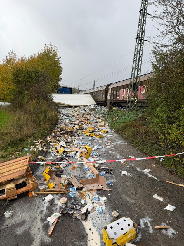 POL-GÖ: (359/2025) Zusammenstoß zwischen Sattelzug und Güterzug am Bahnübergang in Hedemünden - zwei Personen leicht verletzt