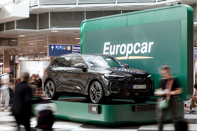 Definitiv kein Handgepäck: Europcar überrascht Münchner Fluggäste mit Riesenkoffer