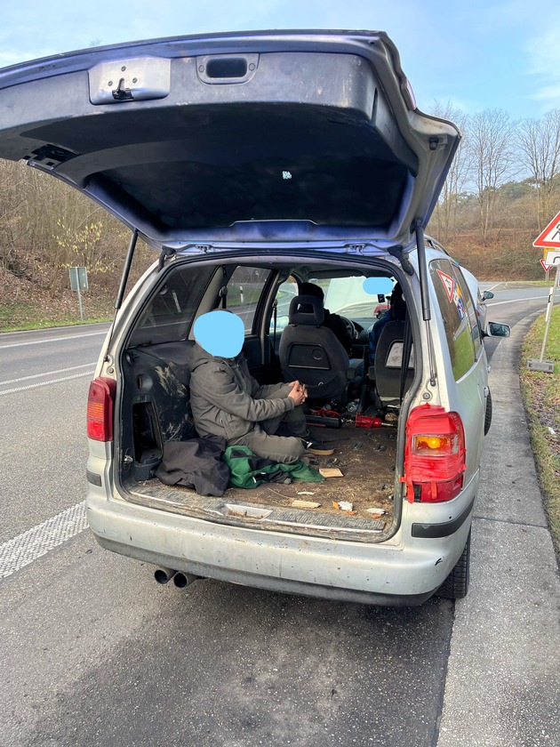POL-KLE: Wachtendonk - Schrottreifer Pkw von der Autobahn geholt / Zusammenarbeit von Bundes- und Landespolizei