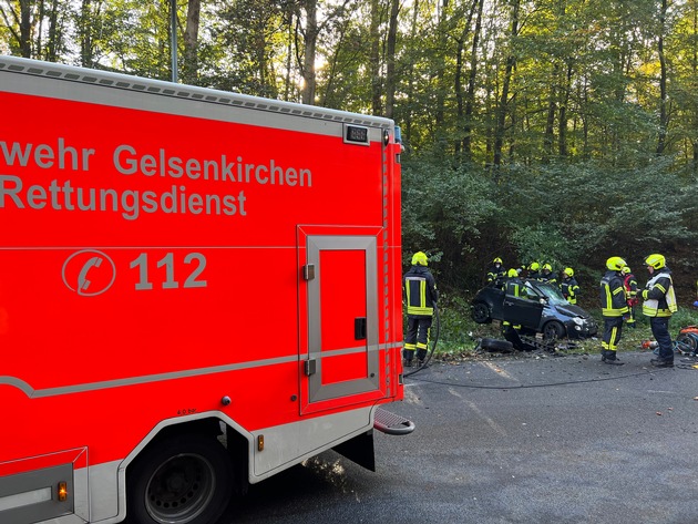 FW-GE: Verkehrsunfall mit eingeklemmter Person in Gelsenkirchen Buer
