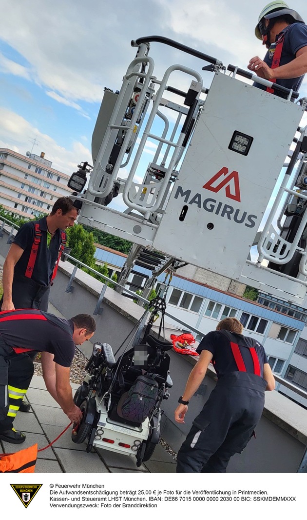 FW-M: Aufzug defekt - Feuerwehr hilft Frau mit Rollstuhl (Freimann)