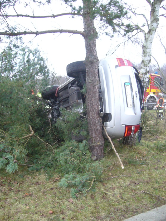 POL-CUX: Pkw eines Rentners nach Zusammenstoß mit Straßenbaum in die Luft katapultiert - 72-Jähriger leicht verletzt (Bilder als Download)+ Kupferdiebe in Lamstedt+Mutwillige Beschädigungen in Beverstedt u.a.