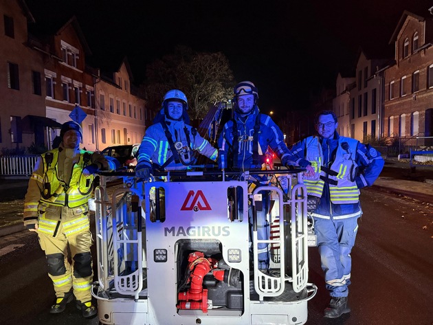 FW Helmstedt: Baugerüst drohte in Helmstedt umzustürzen - Feuerwehr und THW im Einsatz