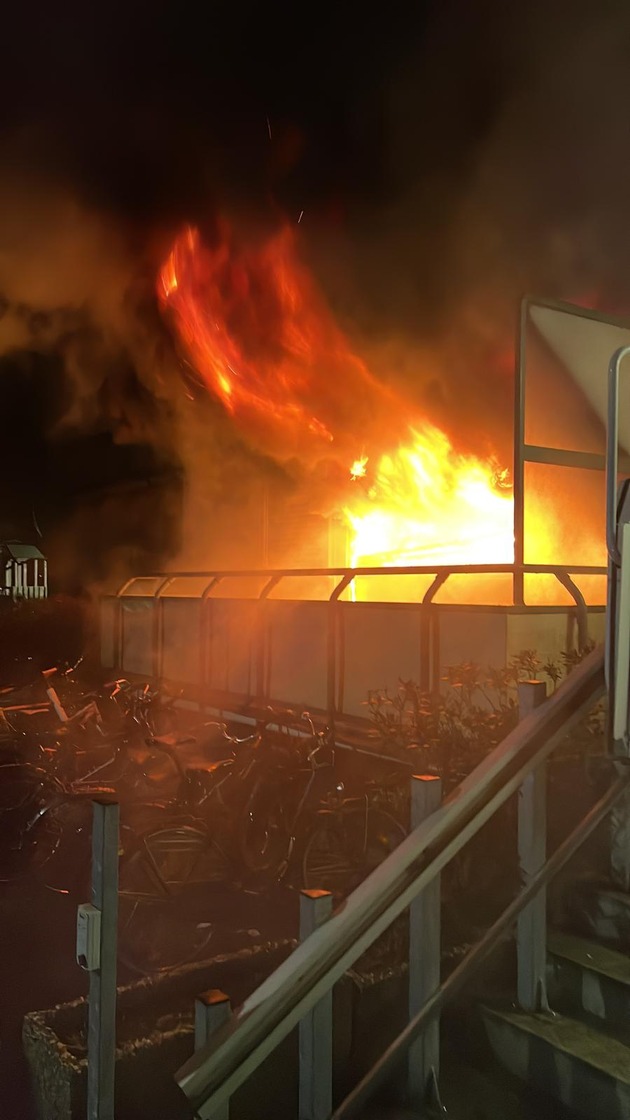 FW-Erkrath: Mieter in letzter Sekunde aus Brandwohnung gerettet / Umfangreiche Menschenrettung aus Mehrfamilienhaus
