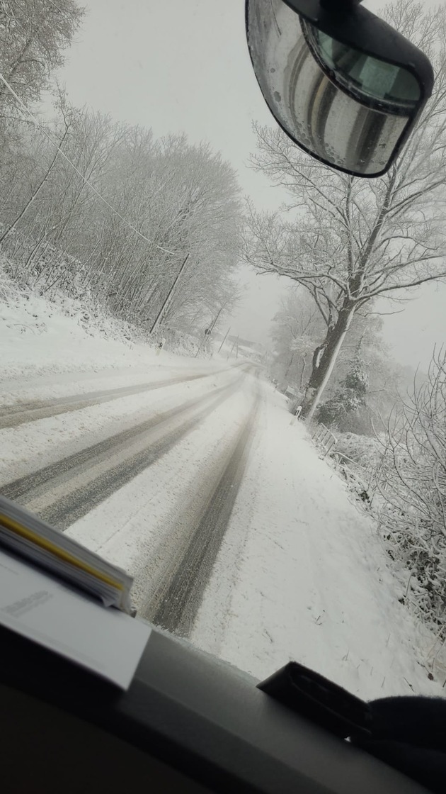 FW Düren: Feuerwehr der Stadt Düren im Dauereinsatz: Schneefall sorgt für rund 10 witterungsbedingte Einsätze