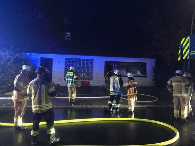 FW Bremerhaven: FW Bremerhaven: Brand in einem Wohn- und Geschäftshaus im Stadtteil Suhrheide