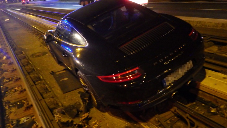 POL-K: 211005-3-K Mit gestohlenem Porsche 911 Carrera S in Gleisbett gelandet