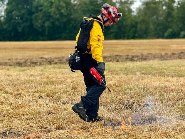 FW-OLL: Fachzug Vegetationsbrandbekämpfung trainiert mit Experten bei praxisnaher Brandübung