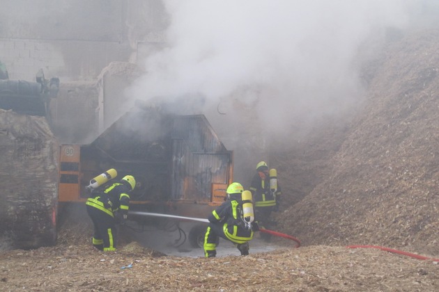 FW-F: Brand bei einem Recyclingbetrieb auf der Schmickstraße im Ostend