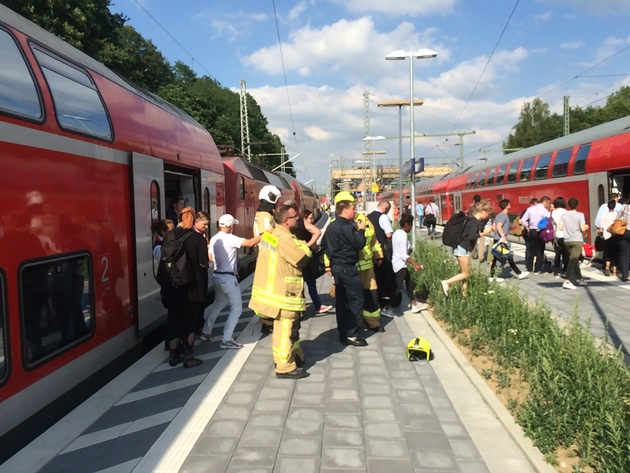 FW-Stolberg: Hilfeleistung in Regionalbahn / Brand einer Thuja-Hecke