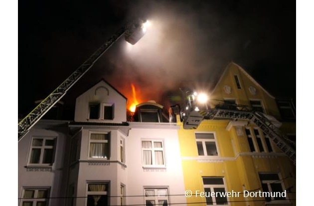 FW-DO: Dachgeschosswohnung brennt in voller Ausdehnung