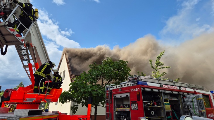 FW Südheide: Schuppenbrand greift auf Dachstuhl über-Feuerwehren in Hermannsburg im Großeinsatz